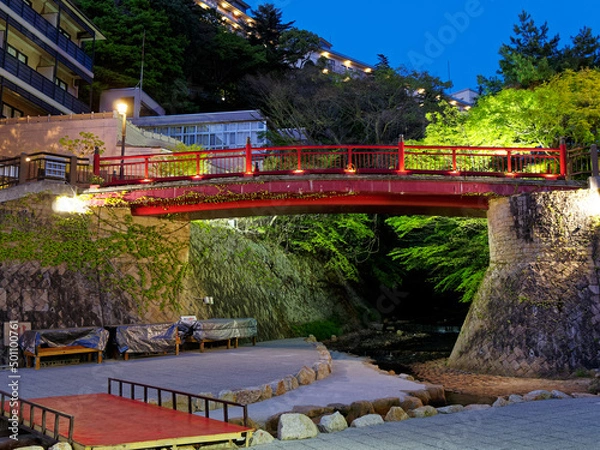 Obraz 夕暮れの有馬温泉 ライトアップされたねね橋