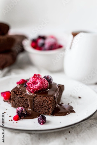 Obraz Simple brownie cake with chocolate sauce