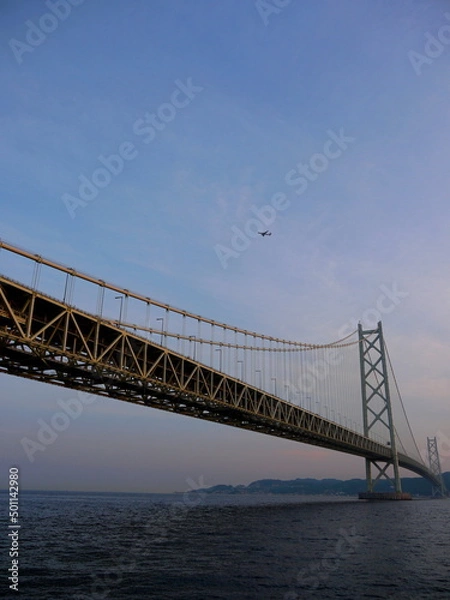 Fototapeta 明石海峡大橋の上空を飛ぶ飛行機