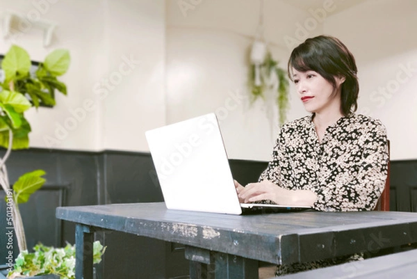 Fototapeta オンラインミーティング中の女性