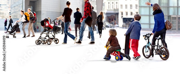 Fototapeta Duża grupa rodziców z dziećmi.