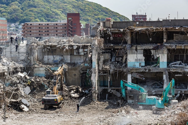 Fototapeta パワーショベルによるビル解体工事現場