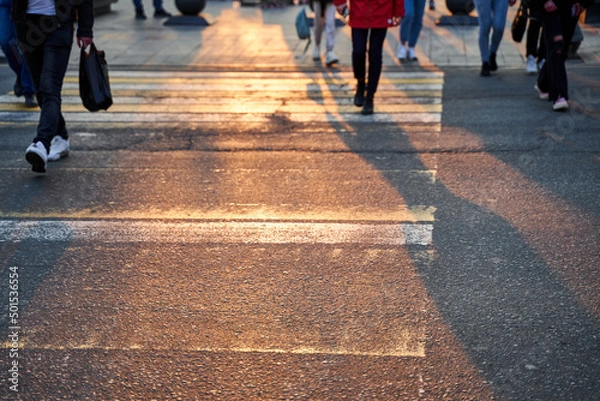 Obraz people crossing the street