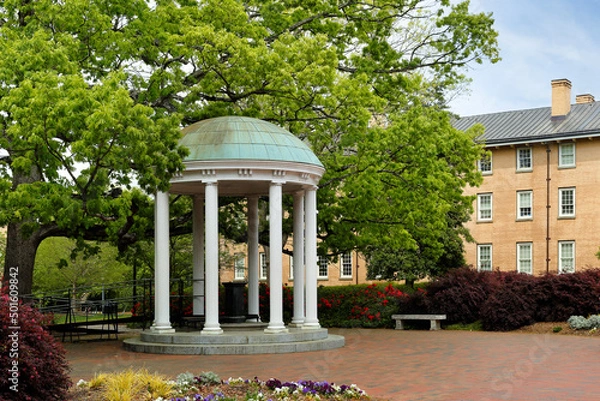 Obraz Old Well on the University of North Carolina at Chapel Hill campus at the southern end of McCorkle Place, Durham NC. 