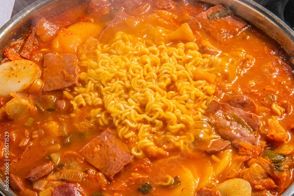 Obraz 햄 소세지 김치를 넣어 만든 부대찌개