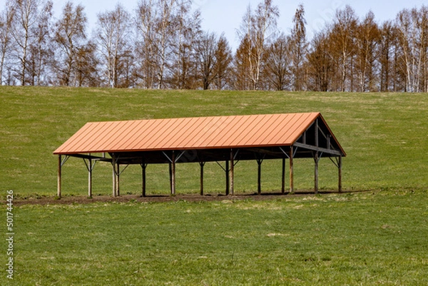 Fototapeta 北海道の牧草畑の真ん中にポツンとある農作業小屋