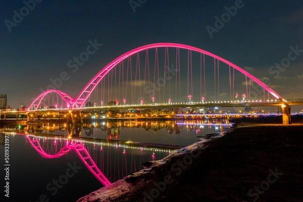 Fototapeta Night view of the Crescent Bridge