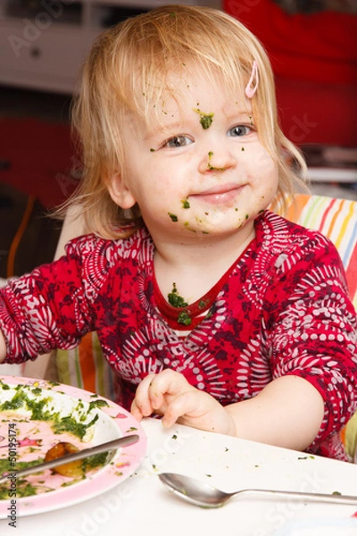 Fototapeta Mädchen isst Spinat