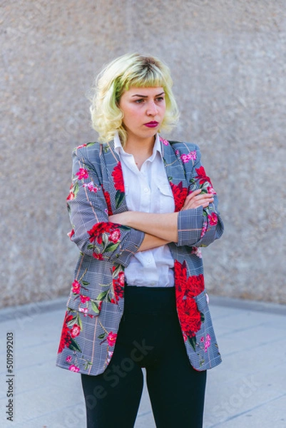 Fototapeta El enfado y decepción en el mundo laboral femenino , chica enfadada con los brazos cruzados , ejecutiva molesta con los resultados empresariales