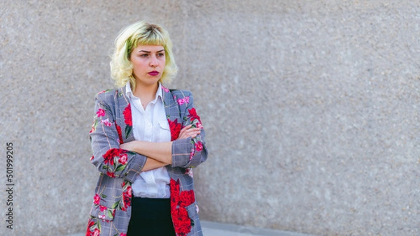 Fototapeta El enfado y decepción en el mundo laboral femenino , chica enfadada con los brazos cruzados , ejecutiva molesta con los resultados empresariales