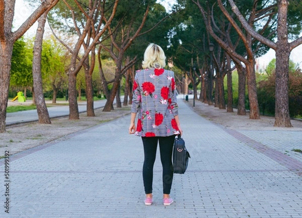 Fototapeta Mujer trabajadora enfrentándose a nuevos retos,  empresaria preparada para comenzar un nuevo proyecto, mujer moderna de espaldas con un maletín en la mano