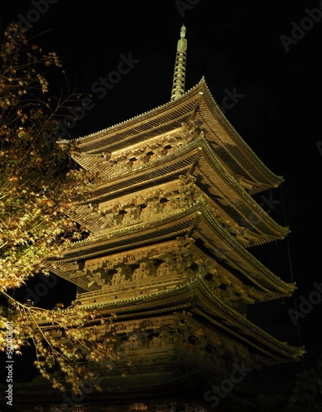 Obraz ライトアップされた五重塔
