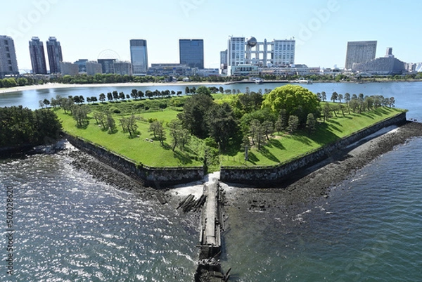 Obraz レインボーブリッジ遊歩道から見た台場公園と台場のビル群