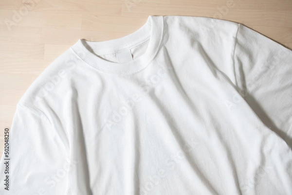 Fototapeta 床に置かれたホワイトTシャツ