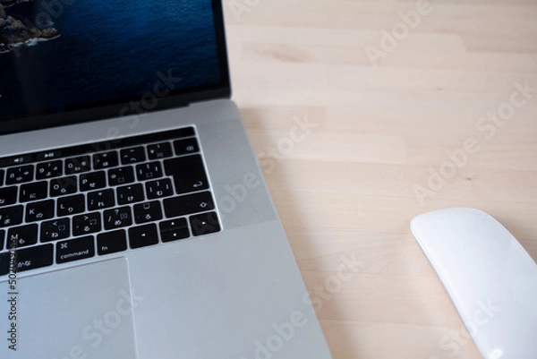 Fototapeta デスクに置かれたノートパソコン