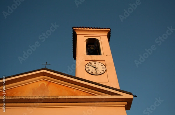 Obraz ミラノの教会の十字架と鐘と古時計、夕方の静寂なアンビエント