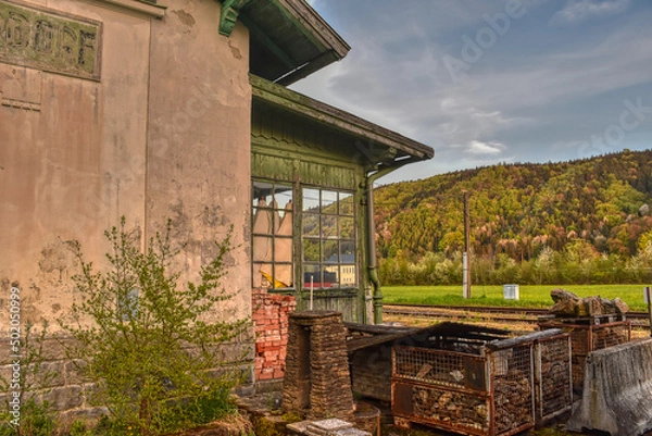Obraz Lost Place, Urban Exploring, Bahnhof, Donauuferbahn, Weins, Isperdorf, Ysperdorf, Normalspur, Bahnhofsgebäude, Veranda, historisch, Baustil, alt, Kaiserzeit, Still, ruhig, verlassen, aufgelassen, Aben