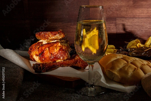 Obraz Pollo asado y vista de copa de cava 