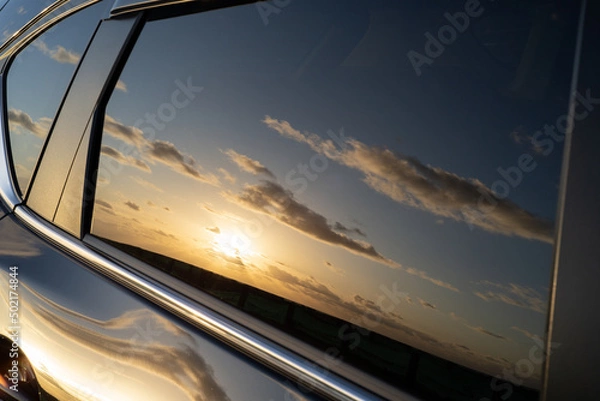 Obraz 自動車の窓に反射する朝焼け