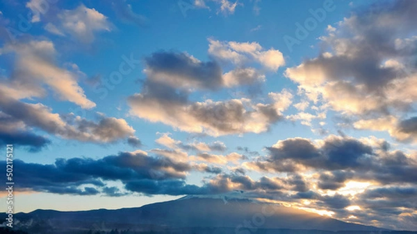 Obraz 雲の隙間から見える夕日と富士山