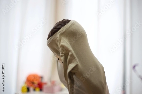 Fototapeta 着替えをする子供