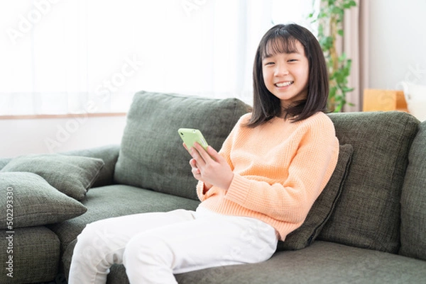 Fototapeta スマホを見る女の子