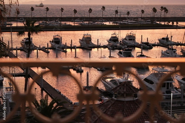 Obraz 柵越しのサンセットマリーナ