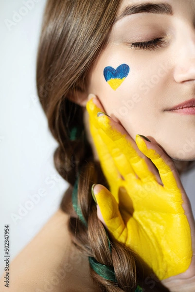 Obraz Drawing of the Ukrainian flag on the face of a patriot, no war