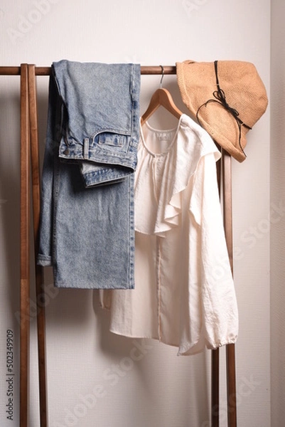 Obraz ハンガーラックにかかった夏らしい服装