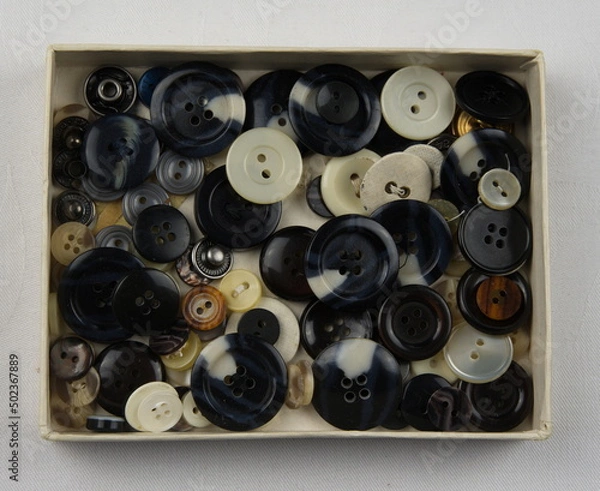 Obraz Abgetrennte alte Knöpfe in einer Pappschachtel