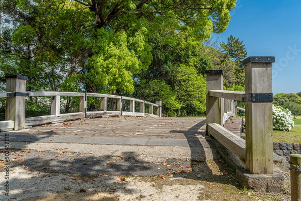 Obraz 東京都中央区　浜離宮恩賜庭園　日本庭園の木製の橋