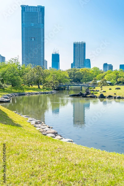 Obraz 東京都中央区　浜離宮恩賜庭園　高層ビルと日本庭園