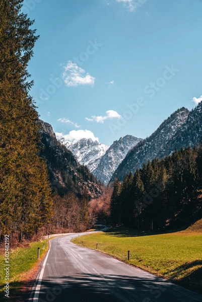 Obraz Straße mit Berggipfeln