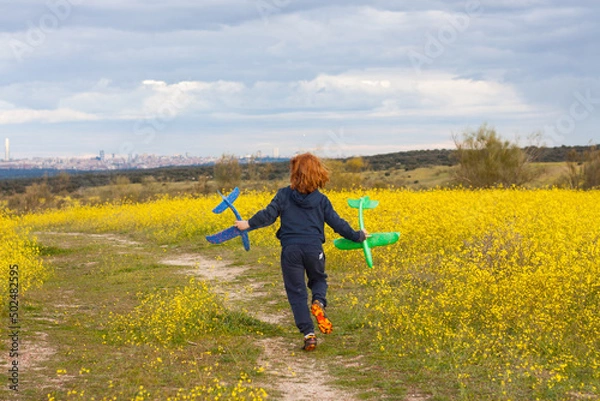 Obraz niño jugando en el campo