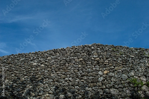 Fototapeta 快晴の空と古い城跡の石垣