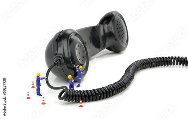 Obraz Inżynierowie telefoniczni naprawiający słuchawkę telefoniczną