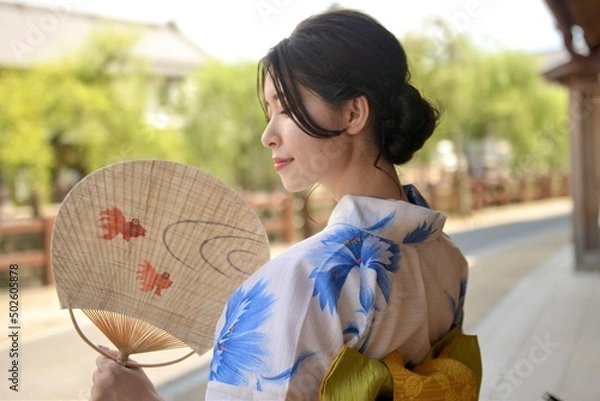 Obraz 小江戸佐原の町並みと微笑む浴衣姿の若く美しい女性	