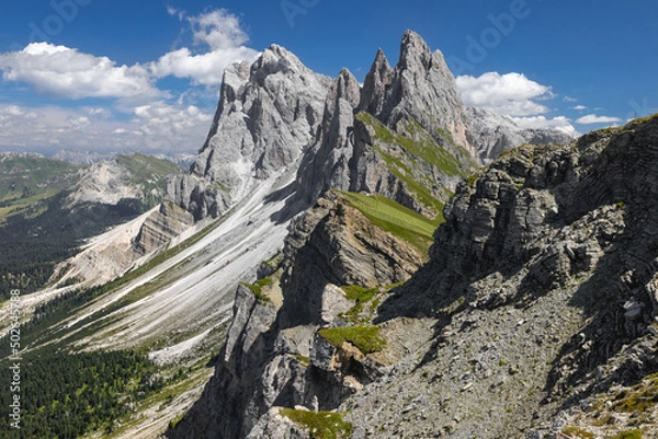 Fototapeta A rocky ravine leading to the Seceda Plateau, with the Odle mountain range in the background