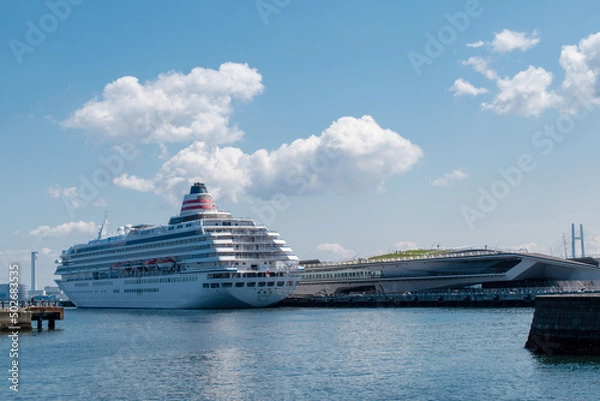 Obraz 横浜大さん橋に停泊中の飛鳥II