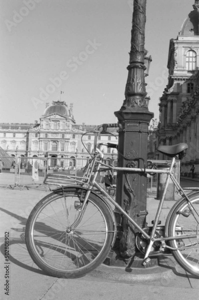 Fototapeta Bike in front of Louvre