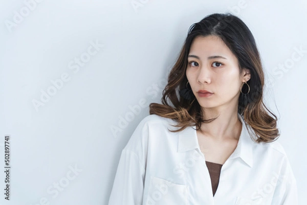 Fototapeta デニムと白シャツのクールな女性