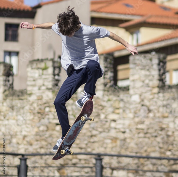 Fototapeta Chico practicando skateboard