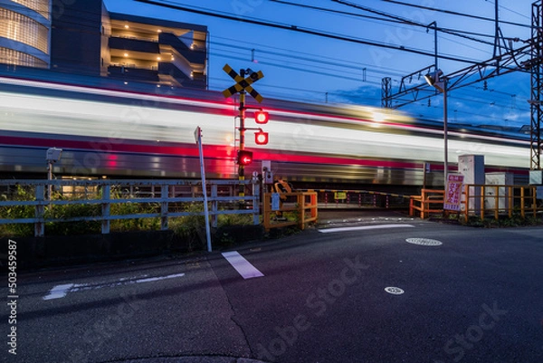 Fototapeta 電車　高速で　踏み切り　夜景　高速のイメージ