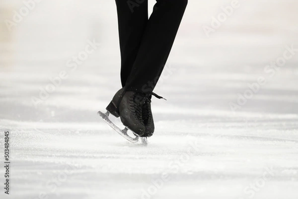 Obraz 氷の上をスピンするフィギュアスケートの足
