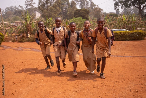 Obraz Młoda grupa afrykańskich dzieci razem na podwórku, bawiąc się, bawiąc się, trzymając ręce