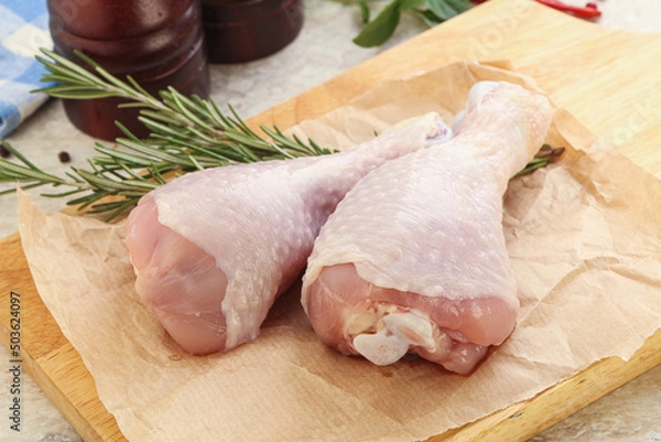 Obraz Raw chicken leg over board