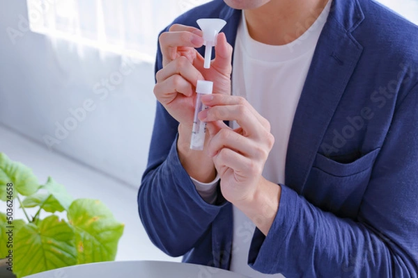 Obraz 唾液の検査キットを持つ男性