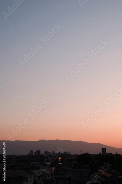 Obraz 夕暮れの街と幻想的な夕焼け