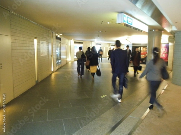 Fototapeta 六本木一丁目駅地下通路の通行人