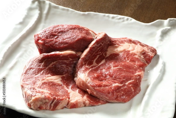 Obraz 食欲のそそる牛ヒレ生肉300gと牛リブロース生肉200g